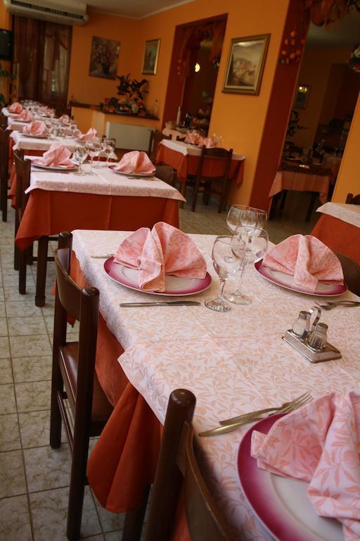 Hotel Ristorante Il Pino คิอูซี ภายนอก รูปภาพ