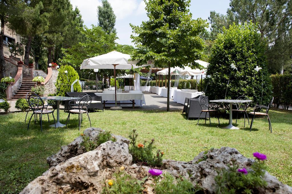 Hotel Ristorante Il Pino คิอูซี ภายนอก รูปภาพ